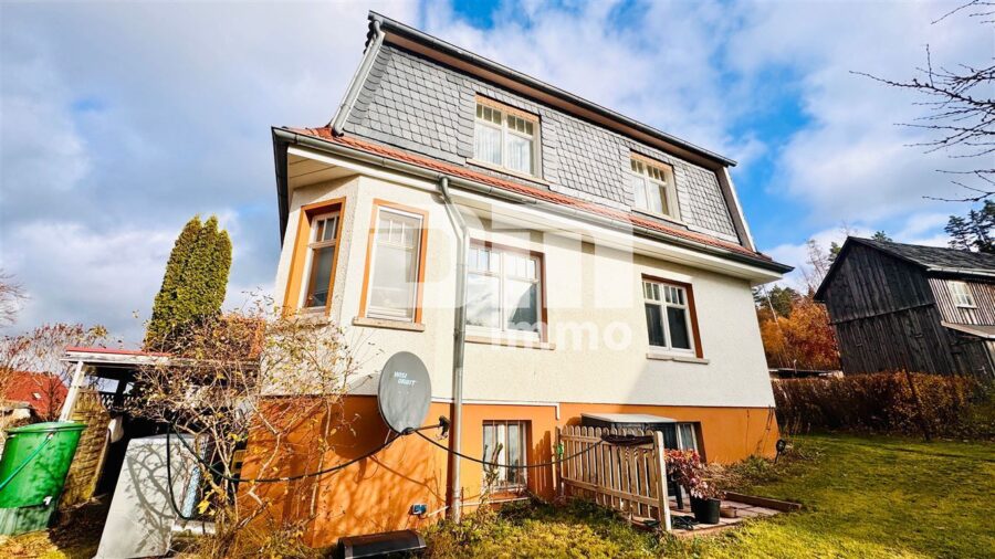 Modernisiertes Einfamilienhaus auf Traumgrundstück mit Wärmepumpe BJ 2025 + PV Anlage / Speicher - Rückansicht